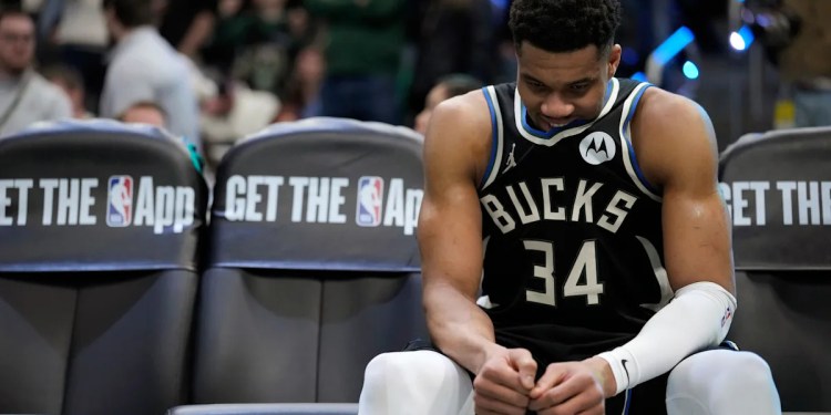 Giannis Antetokounmpo to have MRI on calf strain
Expects to miss 4 to 6 weeks Giannis Antetokounmpo to have MRI on calf strain
Expects to miss 4 to 6 weeks