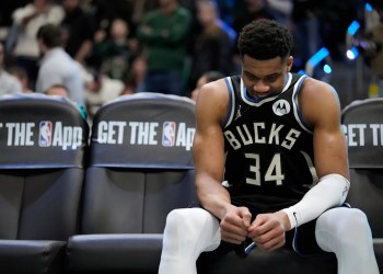 Giannis Antetokounmpo to have MRI on calf strain
Expects to miss 4 to 6 weeks Giannis Antetokounmpo to have MRI on calf strain
Expects to miss 4 to 6 weeks