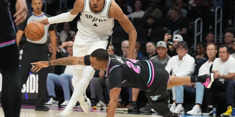 Spurs defeat Heat for sixth consecutive win Spurs defeat Heat for sixth consecutive win