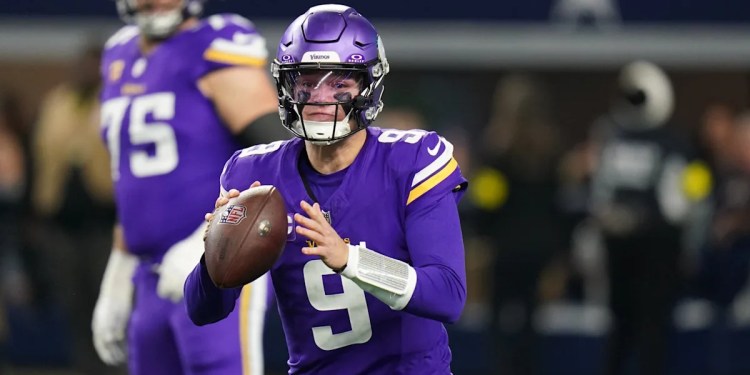 McCarthy’s Fourth Down Bootleg Ties Game at 14 McCarthy’s Fourth Down Bootleg Ties Game at 14