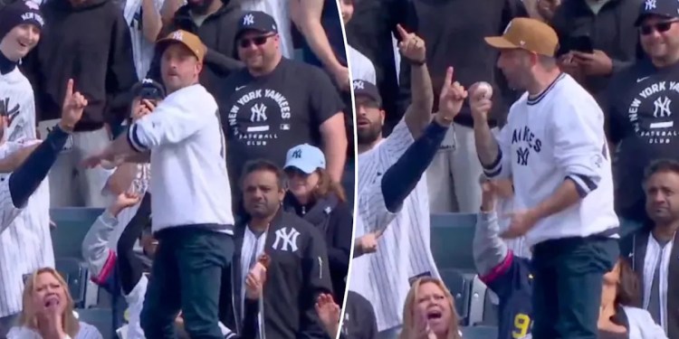 Yankees Fan Throws Back Home Run Ball After Spitting on It Yankees Fan Throws Back Home Run Ball After Spitting on It