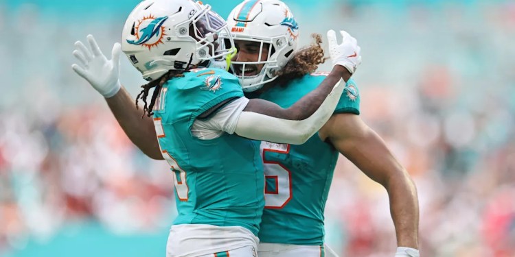 Dolphins 17, Bucs 7 at Halftime Dolphins 17, Bucs 7 at Halftime