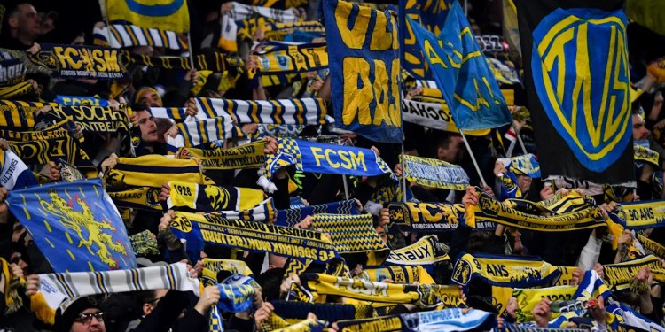 Fans in France Enjoy Unexpected Weather Fans in France Enjoy Unexpected Weather