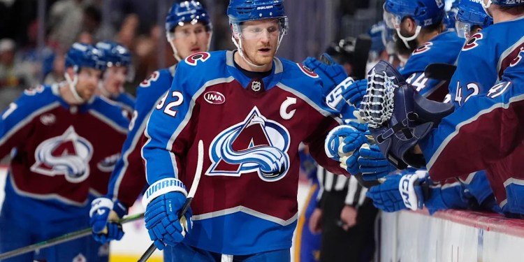 Avalanche Defeat Islanders 4-1 Avalanche Defeat Islanders 4-1
