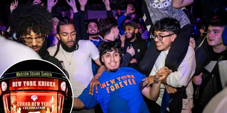 Knicks Fans Can Throw Eggs at Comedian in Hawks Outfit Knicks Fans Can Throw Eggs at Comedian in Hawks Outfit