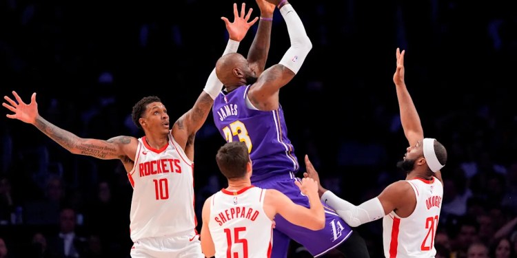 Lakers seek to improve offensive performance Lakers seek to improve offensive performance