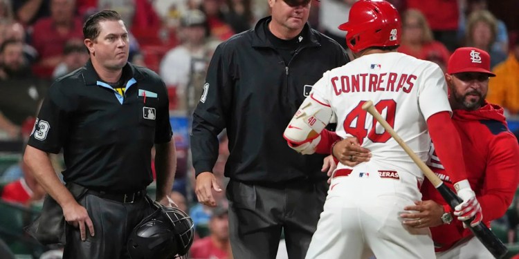 Willson Contreras hits Cardinals coach in face with bat toss during meltdown after correctly called strike 3 Willson Contreras hits Cardinals coach in face with bat toss during meltdown after correctly called strike 3
