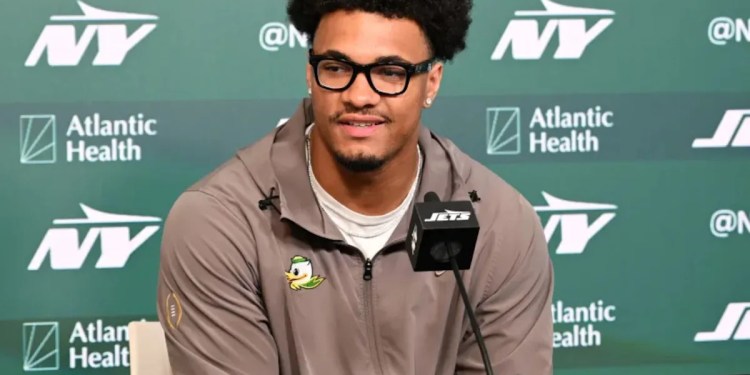 Kenyon Sadiq Reacts to Shedeur Sanders’ Prank During NFL Draft Kenyon Sadiq Reacts to Shedeur Sanders’ Prank During NFL Draft