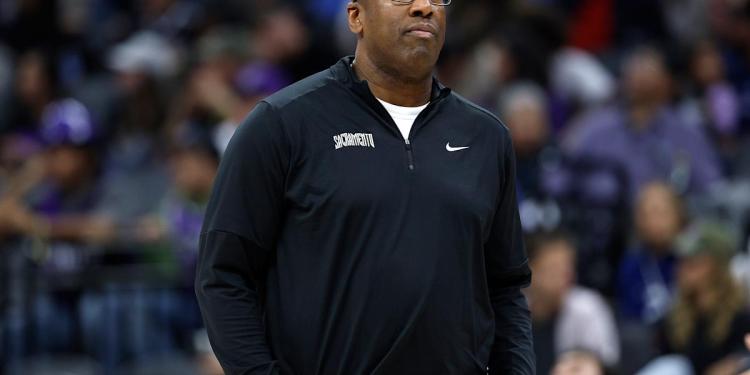 Kings coach Mike Brown fined K for ‘aggressively pursuing’ official in loss to Nets Kings coach Mike Brown fined K for ‘aggressively pursuing’ official in loss to Nets