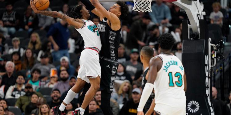 Ja Morant throws down wild one-handed dunk on Victor Wembanyama … that didn’t quite count Ja Morant throws down wild one-handed dunk on Victor Wembanyama … that didn’t quite count