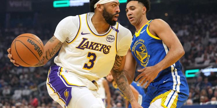 Lakers star Anthony Davis leaves Christmas win vs. Warriors early after rolling ankle Lakers star Anthony Davis leaves Christmas win vs. Warriors early after rolling ankle