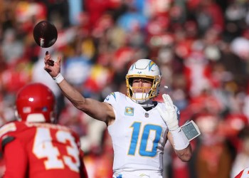 Herbert TD Pass Makes Score Chiefs 13, Chargers 10 at Halftime Herbert TD Pass Makes Score Chiefs 13, Chargers 10 at Halftime