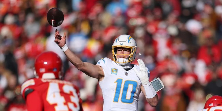 Herbert TD Pass Makes Score Chiefs 13, Chargers 10 at Halftime Herbert TD Pass Makes Score Chiefs 13, Chargers 10 at Halftime