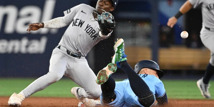Yankees manager Aaron Boone defends club's defense after 4-error loss vs. Blue Jays Yankees manager Aaron Boone defends club's defense after 4-error loss vs. Blue Jays