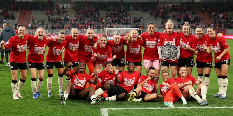 Bayern Women Celebrate Title Win Bayern Women Celebrate Title Win