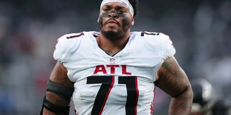 Elijah Wilkinson Engages with Falcons Fans After Leaving Atlanta Elijah Wilkinson Engages with Falcons Fans After Leaving Atlanta