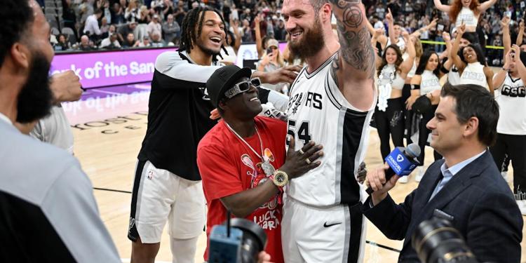 Spurs’ Sandro Mamukelashvili scores NBA record 34 points in 19 minutes, celebrates feat with Flavor Flav Spurs’ Sandro Mamukelashvili scores NBA record 34 points in 19 minutes, celebrates feat with Flavor Flav