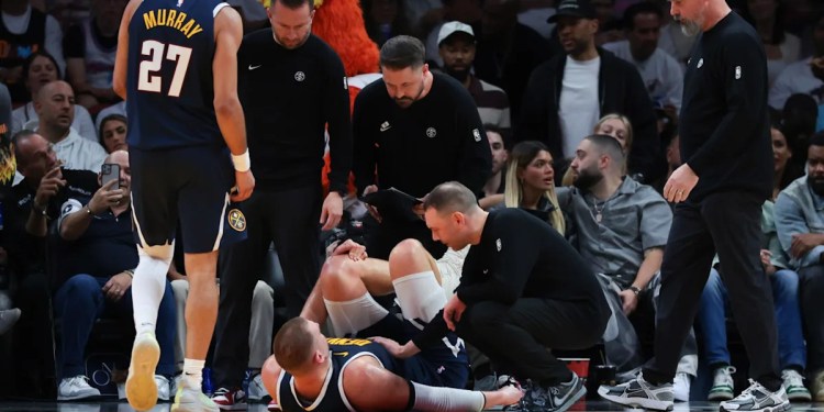 Nuggets’ Nikola Jokic exits game with knee injury Nuggets’ Nikola Jokic exits game with knee injury