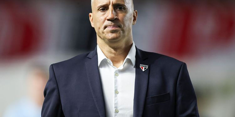 São Paulo Faces Mirassol in Tough Match
Fans React in Disbelief São Paulo Faces Mirassol in Tough Match
Fans React in Disbelief