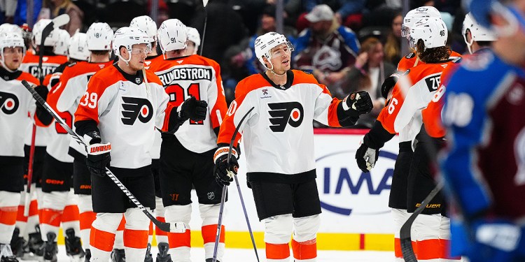 Flyers defeat Avalanche, ending their home win streak Flyers defeat Avalanche, ending their home win streak