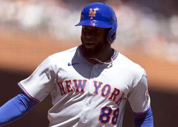 Mets score four runs in eighth to defeat Giants 5-2 Mets score four runs in eighth to defeat Giants 5-2