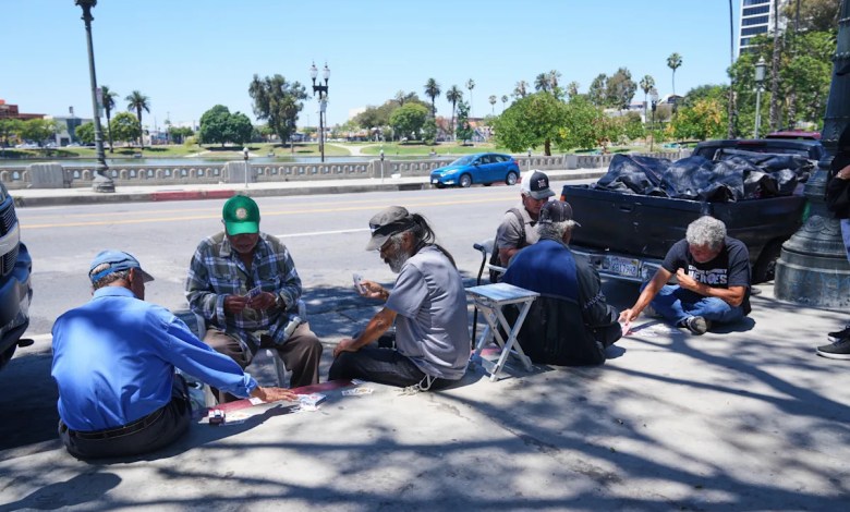 Citizens are still advancing day after the Federal March officials in Los Angeles’ Macarthur Park Citizens are still advancing day after the Federal March officials in Los Angeles’ Macarthur Park
