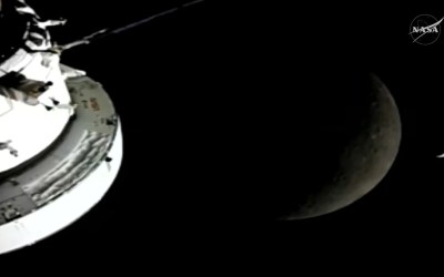 Artemis 2 astronauts fly around the moon in record-breaking lunar loop by NASA Artemis 2 astronauts fly around the moon in record-breaking lunar loop by NASA