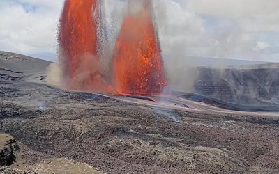 Towering lava fountains of Hawaii's Kilauea volcano trigger park and highway closures Towering lava fountains of Hawaii's Kilauea volcano trigger park and highway closures