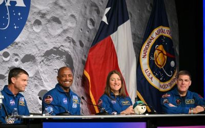 Five seconds of free fall: Astronauts describe historic moon mission — and nail-biting return to Earth Five seconds of free fall: Astronauts describe historic moon mission — and nail-biting return to Earth