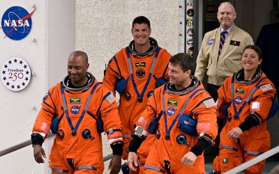 Analysis-NASA's moon mission tests aerospace old guard as SpaceX, Blue Origin hover Analysis-NASA's moon mission tests aerospace old guard as SpaceX, Blue Origin hover
