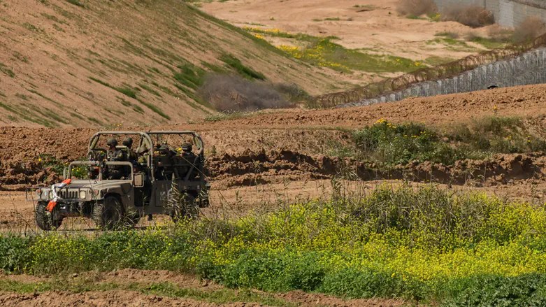 Soldiers claim Hamas crews work in security zone, lay explosives with IDF security Soldiers claim Hamas crews work in security zone, lay explosives with IDF security