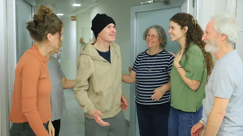 Siegel family reunites: 'Dad, you came back to us!! You're a hero for surviving!' Siegel family reunites: 'Dad, you came back to us!! You're a hero for surviving!'