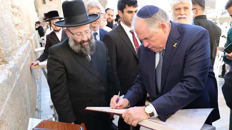 Argentinian Foreign Minister visits Western Wall Argentinian Foreign Minister visits Western Wall