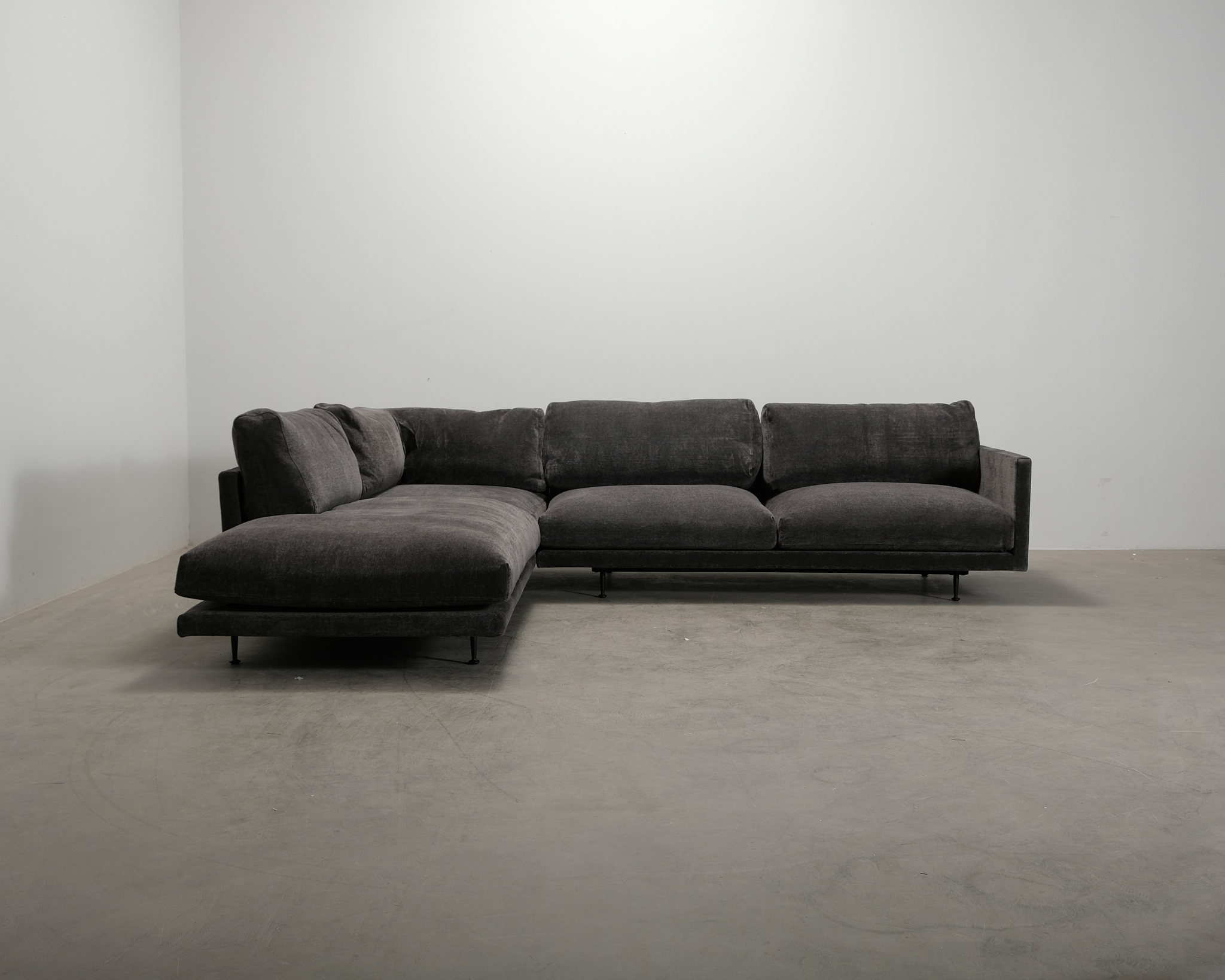 Wendelbo Maho 4-sits hörnsoffa med öppet avslut mörkgrå