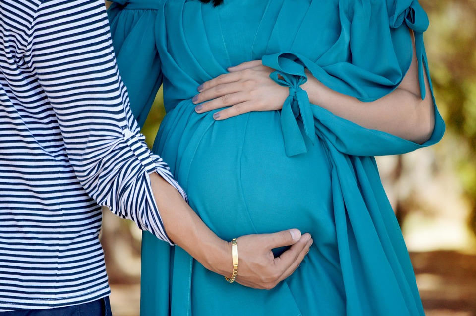 Mindfulness for Moms: Tips for Reducing Stress and Enhancing Connection Mindfulness for Moms: Tips for Reducing Stress and Enhancing Connection