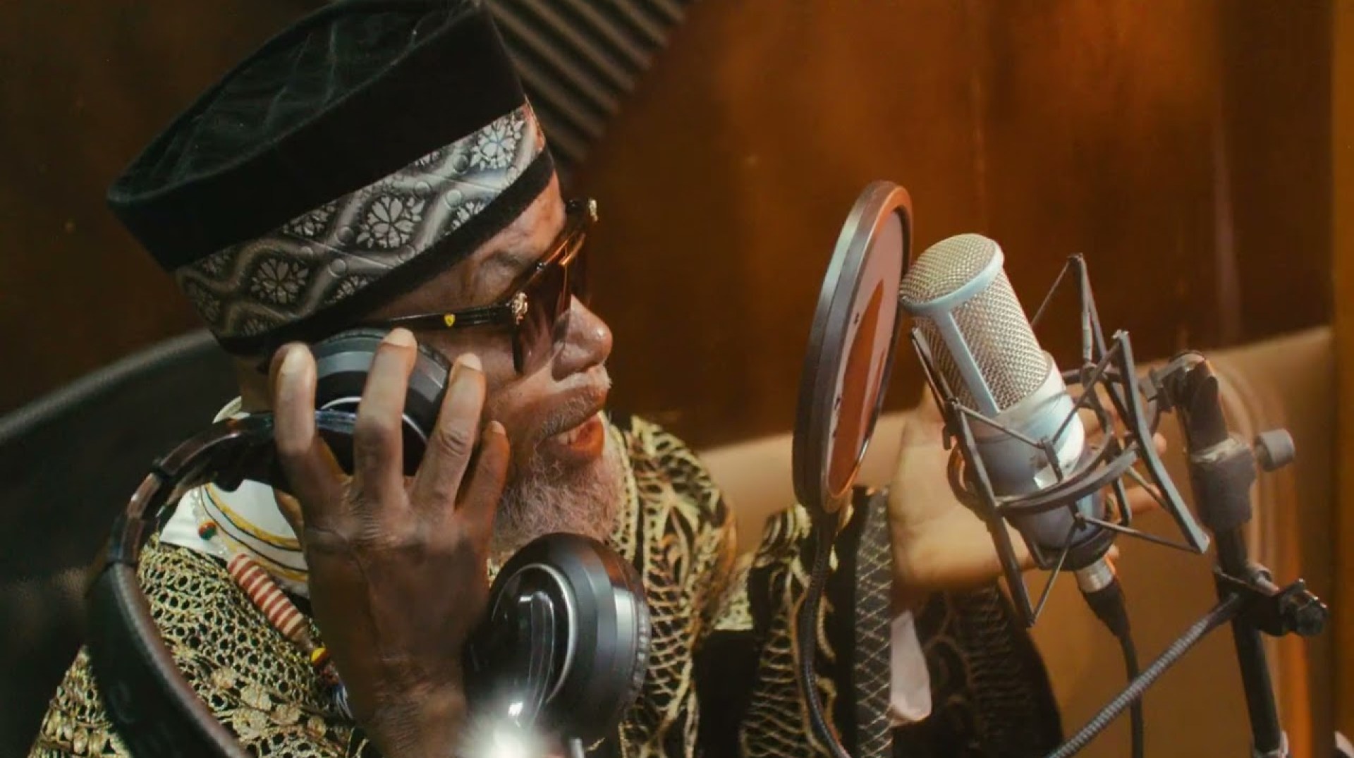 Magasco x Ange Ebogo – Folo Folo Remix (Official Video) Magasco x Ange Ebogo – Folo Folo Remix (Official Video)