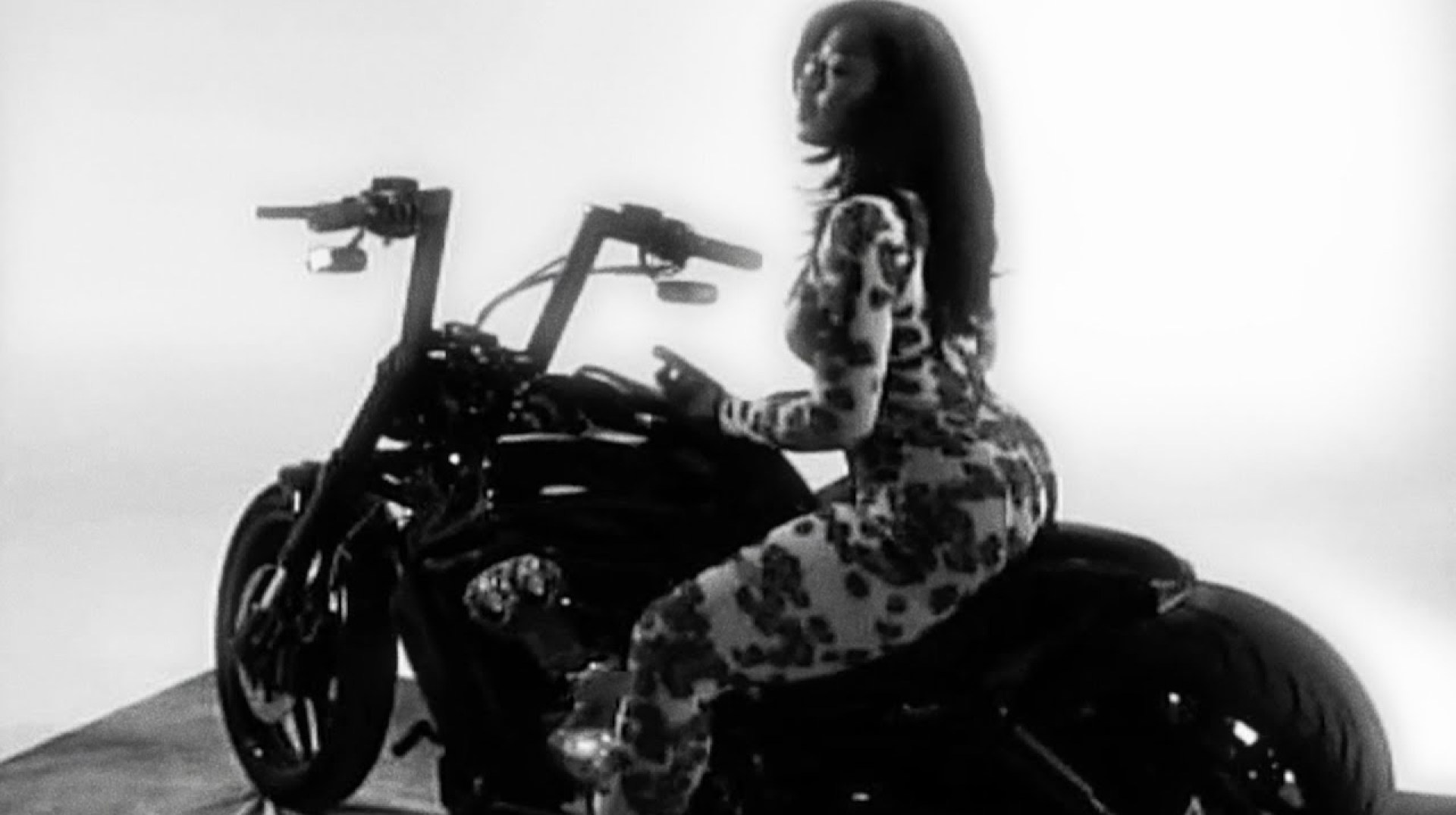 Tems – Not An Angel (Official Visualizer) Tems – Not An Angel (Official Visualizer)