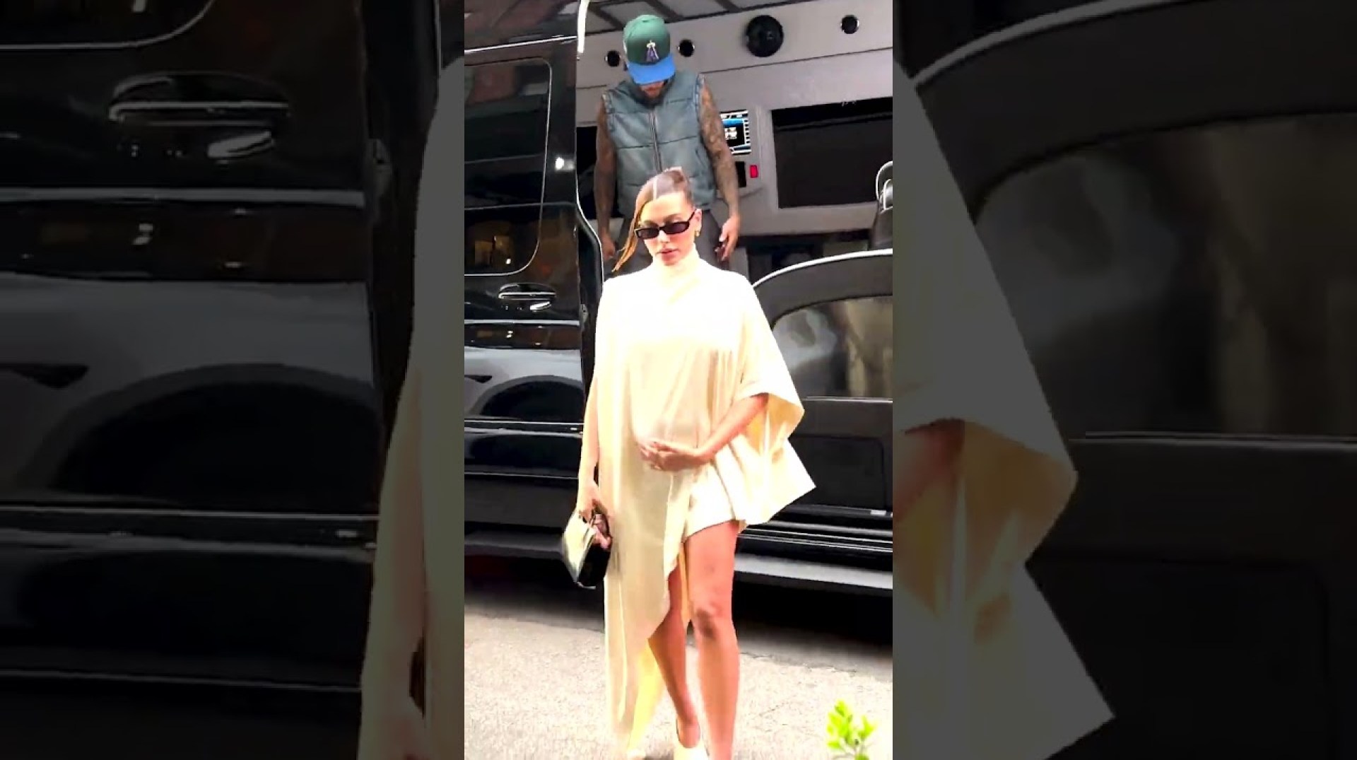Hailey Bieber Shows Off Baby Bump! Hailey Bieber Shows Off Baby Bump!