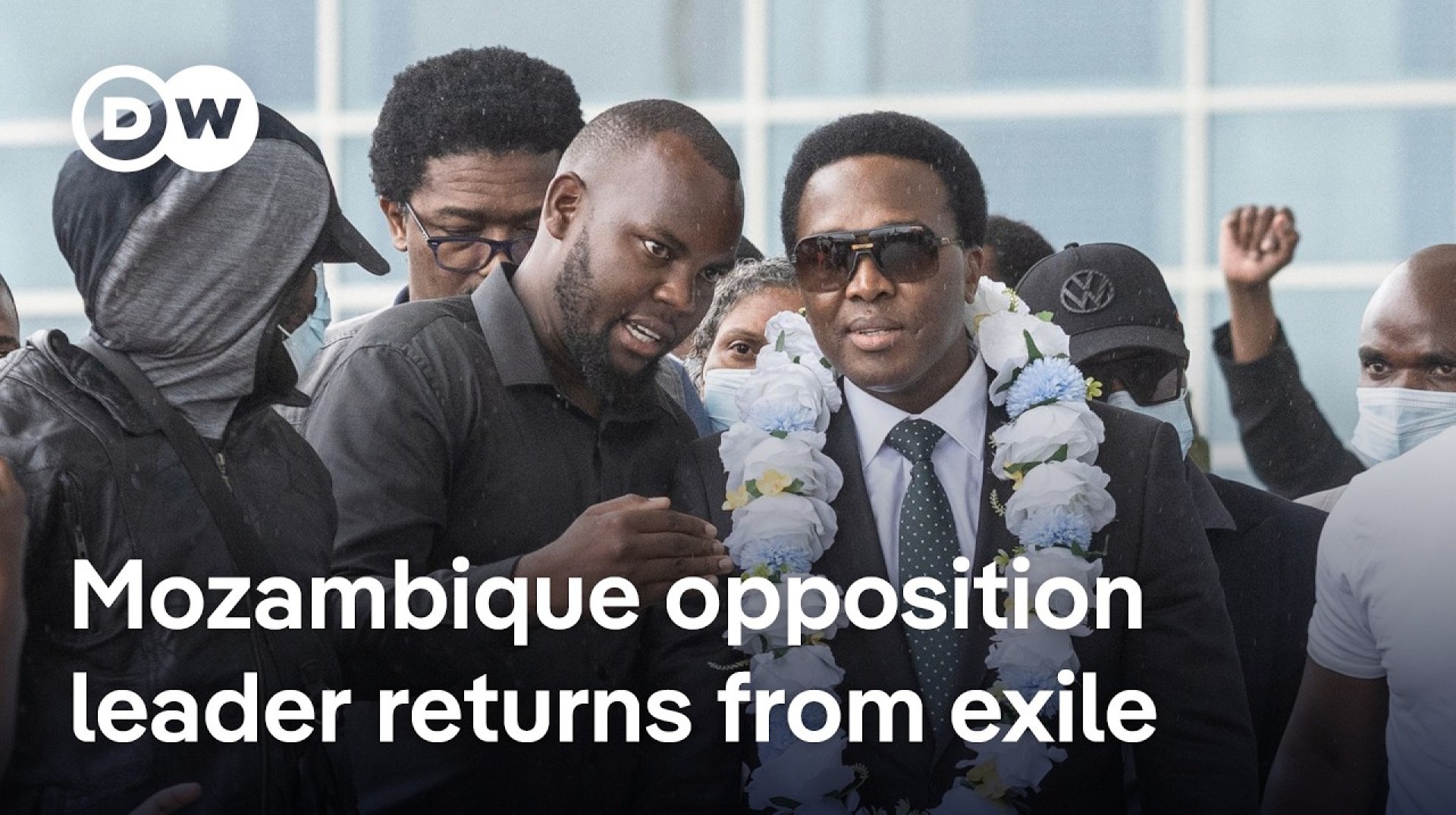 Tensions rise as Mozambique's opposition leader Mondlane returns to the country | DW News Tensions rise as Mozambique's opposition leader Mondlane returns to the country | DW News