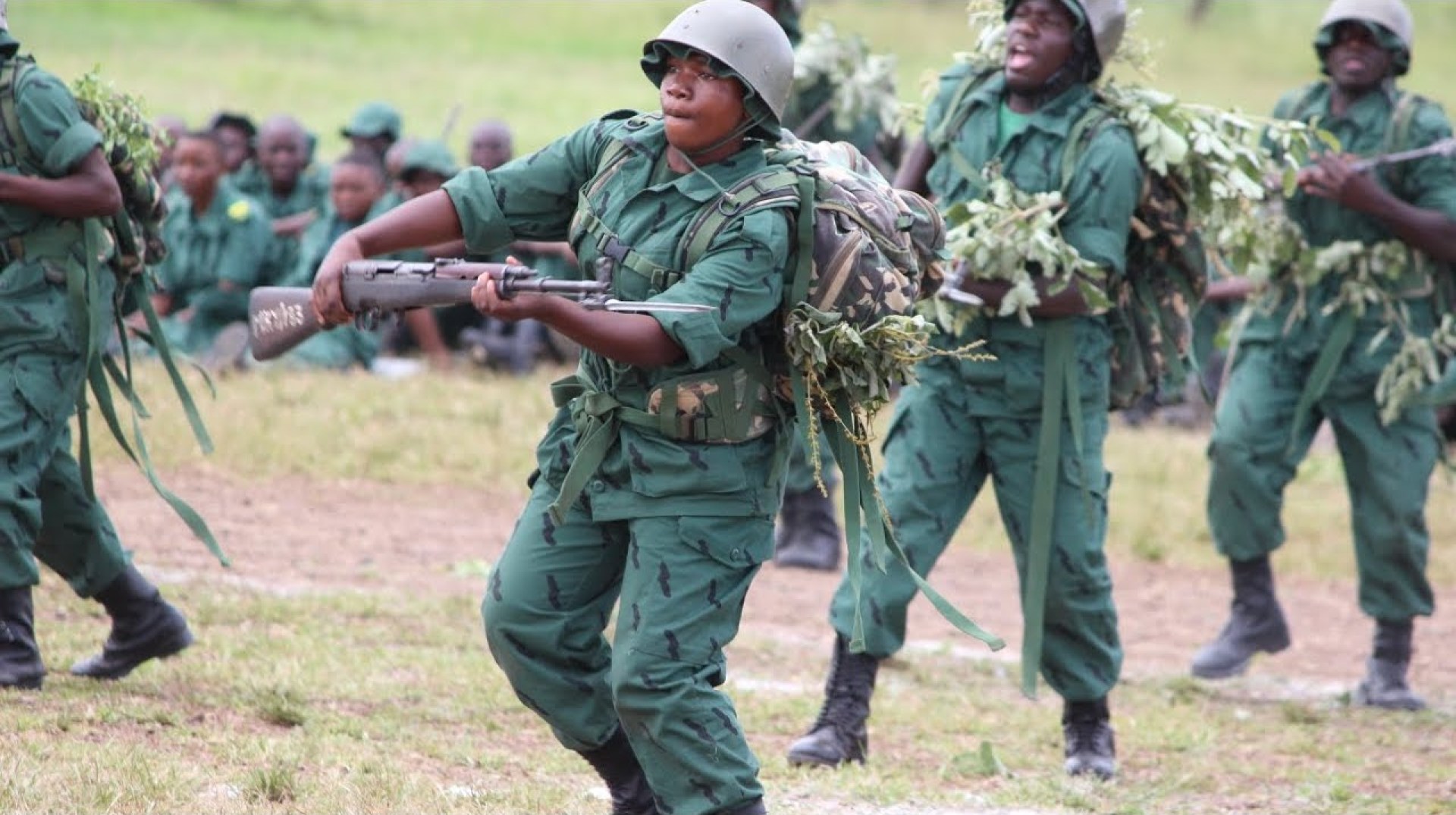 VIJANA WALIOJITOLEA KATIKA JESHI LA JKT WALA KIAPOA KWA RAIS,NA KUONESHA UKAKAMAVU WAO & UZALENDO VIJANA WALIOJITOLEA KATIKA JESHI LA JKT WALA KIAPOA KWA RAIS,NA KUONESHA UKAKAMAVU WAO & UZALENDO