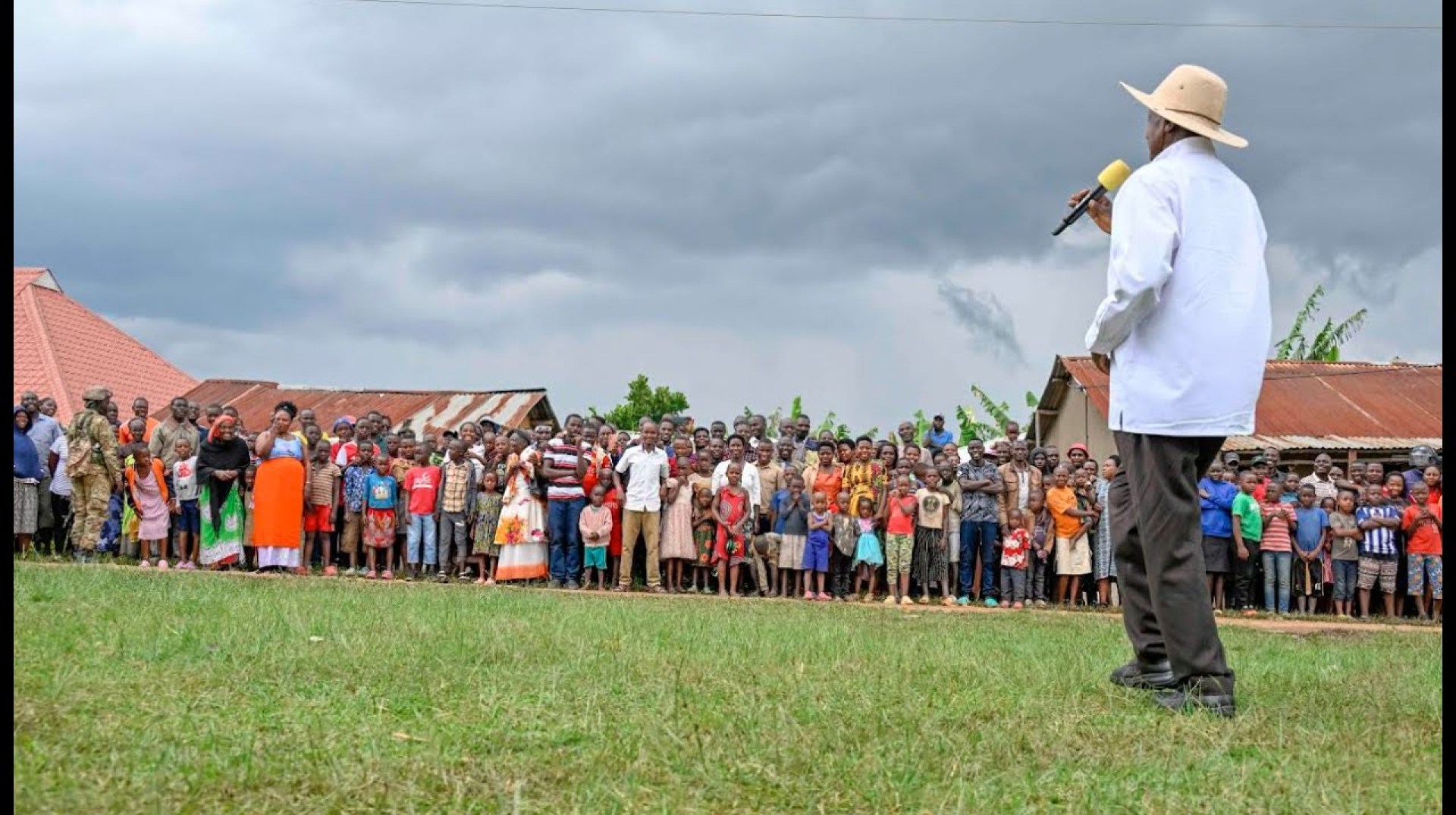 MUSEVENI IN KANUNGU, MEETS AMAMA MBABAZI, RUHAKANA RUGUNDA AND PREACHES THEM WEALTHY CREATION MUSEVENI IN KANUNGU, MEETS AMAMA MBABAZI, RUHAKANA RUGUNDA AND PREACHES THEM WEALTHY CREATION