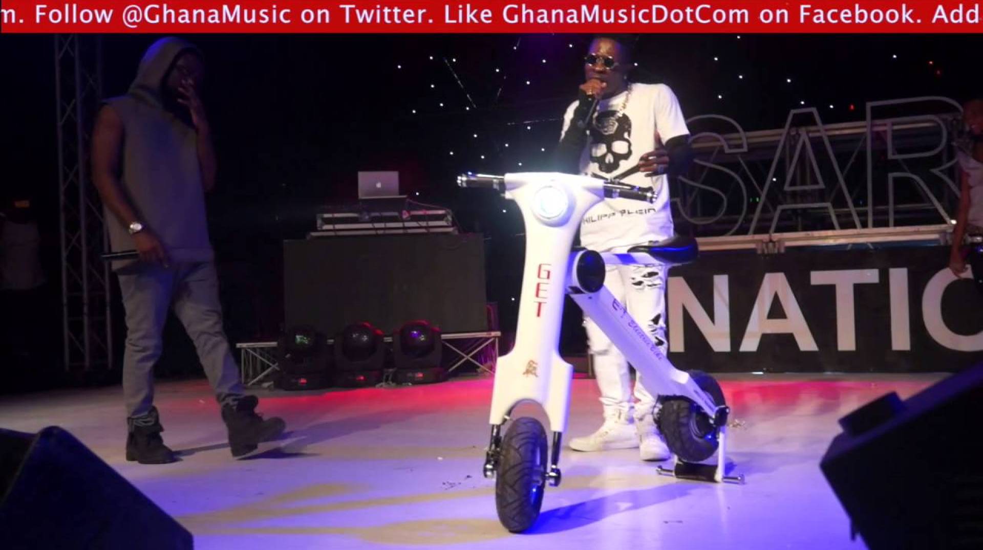 Shatta Wale – Gifts Sarkodie ,000 bike @ Rapperholic concert 2015 2015 | GhanaMusic.com Video Shatta Wale – Gifts Sarkodie ,000 bike @ Rapperholic concert 2015 2015 | GhanaMusic.com Video