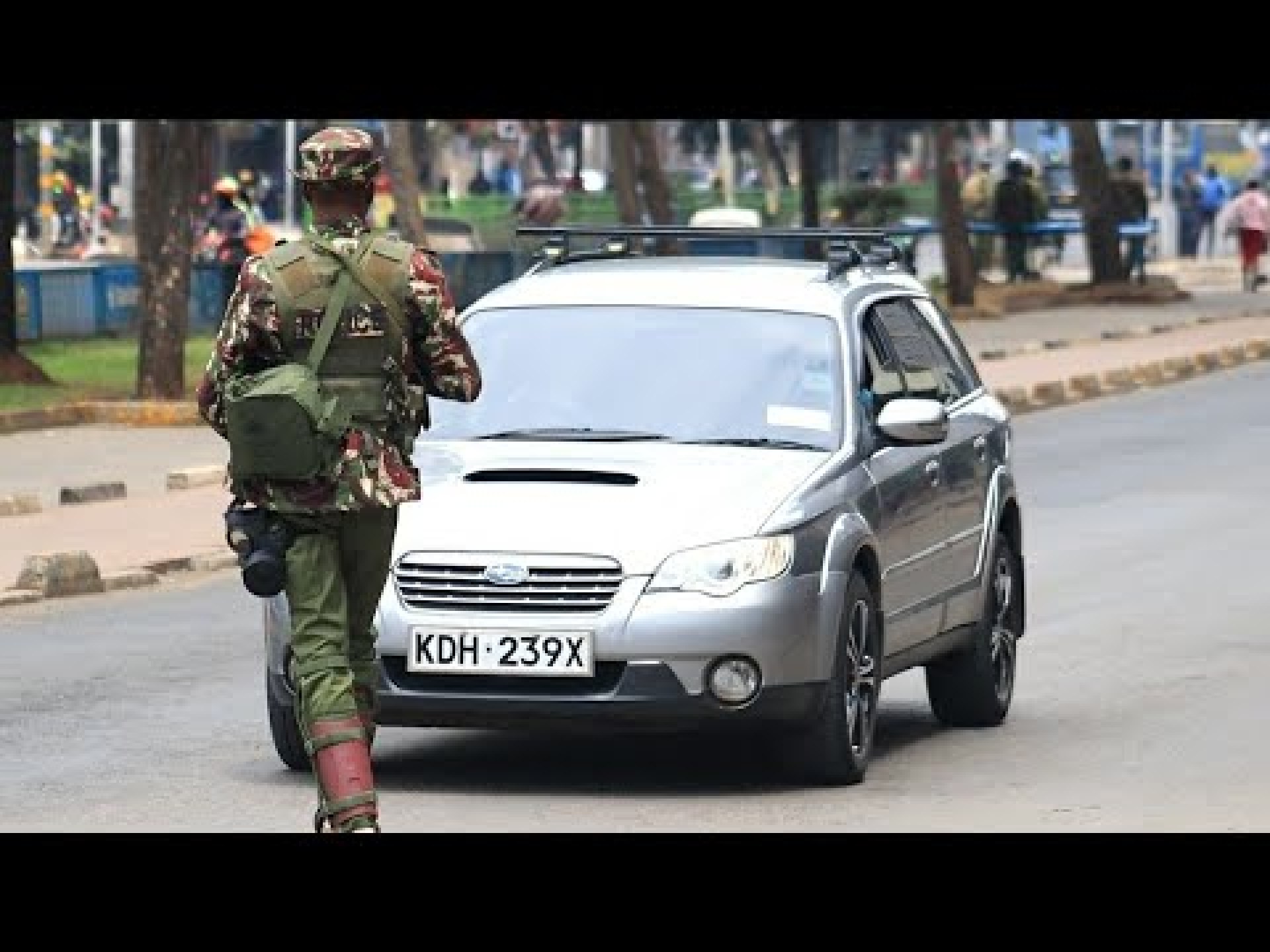DRAMA :Police officers MISTAKENLY CONFRONT flying squads in a Subaru | Nane Nane protests| Plug Tv DRAMA :Police officers MISTAKENLY CONFRONT flying squads in a Subaru | Nane Nane protests| Plug Tv