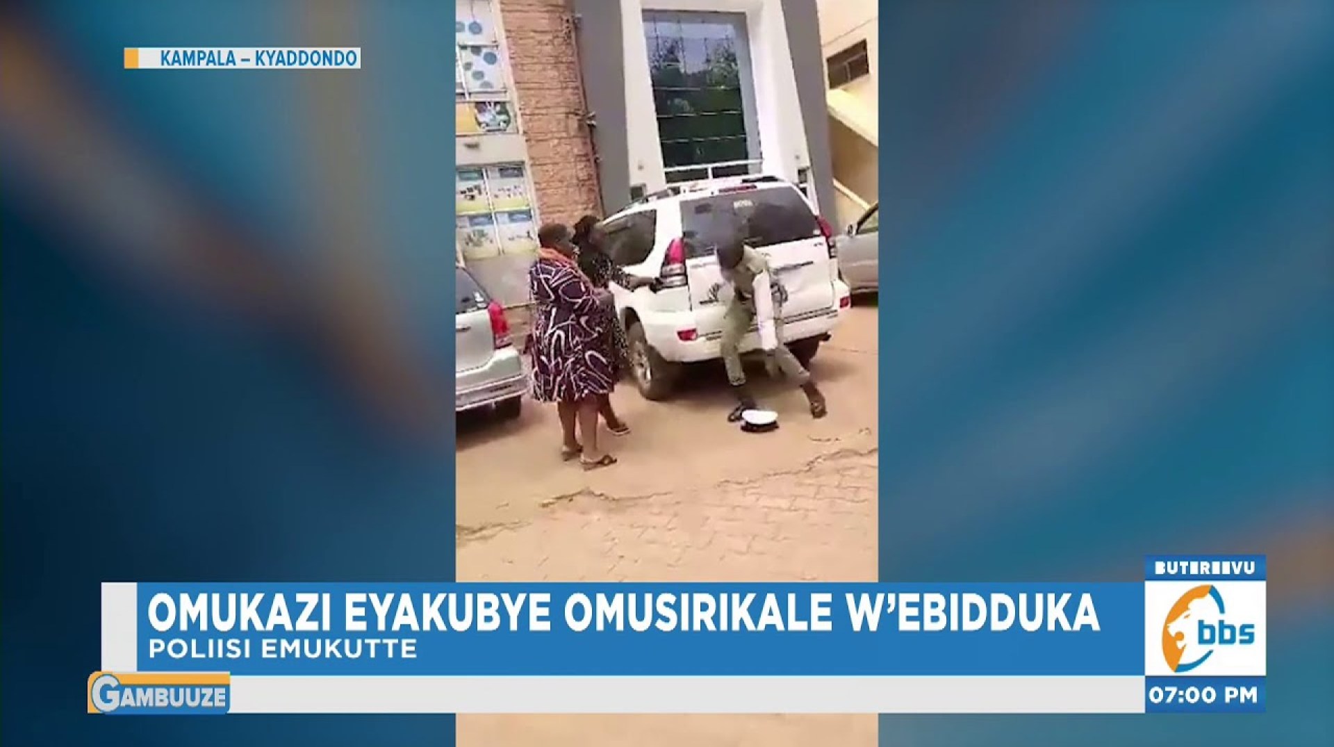 Omukazi Eyakubye Omusirikale w’Ebidduka Poliisi Emukutte, Agenda Kubitebya Omukazi Eyakubye Omusirikale w’Ebidduka Poliisi Emukutte, Agenda Kubitebya