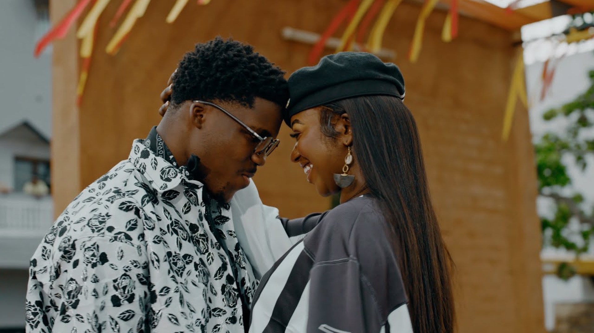 Axel Merryl “Titulaire” Feat Mia Guisse & Bass Thioung (CLIP OFFICIEL) Axel Merryl “Titulaire” Feat Mia Guisse & Bass Thioung (CLIP OFFICIEL)