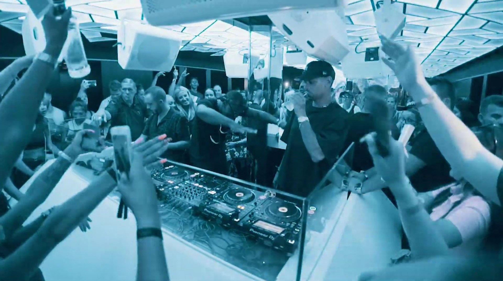 MK B2B IDRIS ELBA in the toilets @ Hi Ibiza 2019 MK B2B IDRIS ELBA in the toilets @ Hi Ibiza 2019