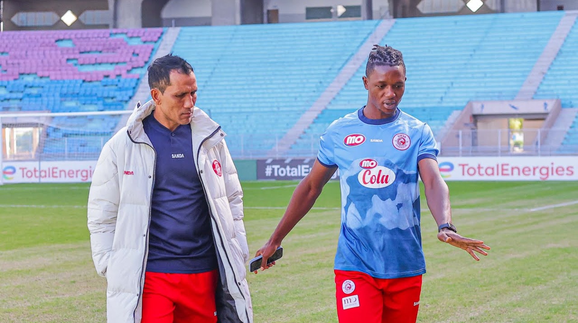 KOCHA FADLU NA CHE MALONE WAKIKAGUA UWANJA WA MCHEZO DHIDI YA CS SFAXIEN KOCHA FADLU NA CHE MALONE WAKIKAGUA UWANJA WA MCHEZO DHIDI YA CS SFAXIEN