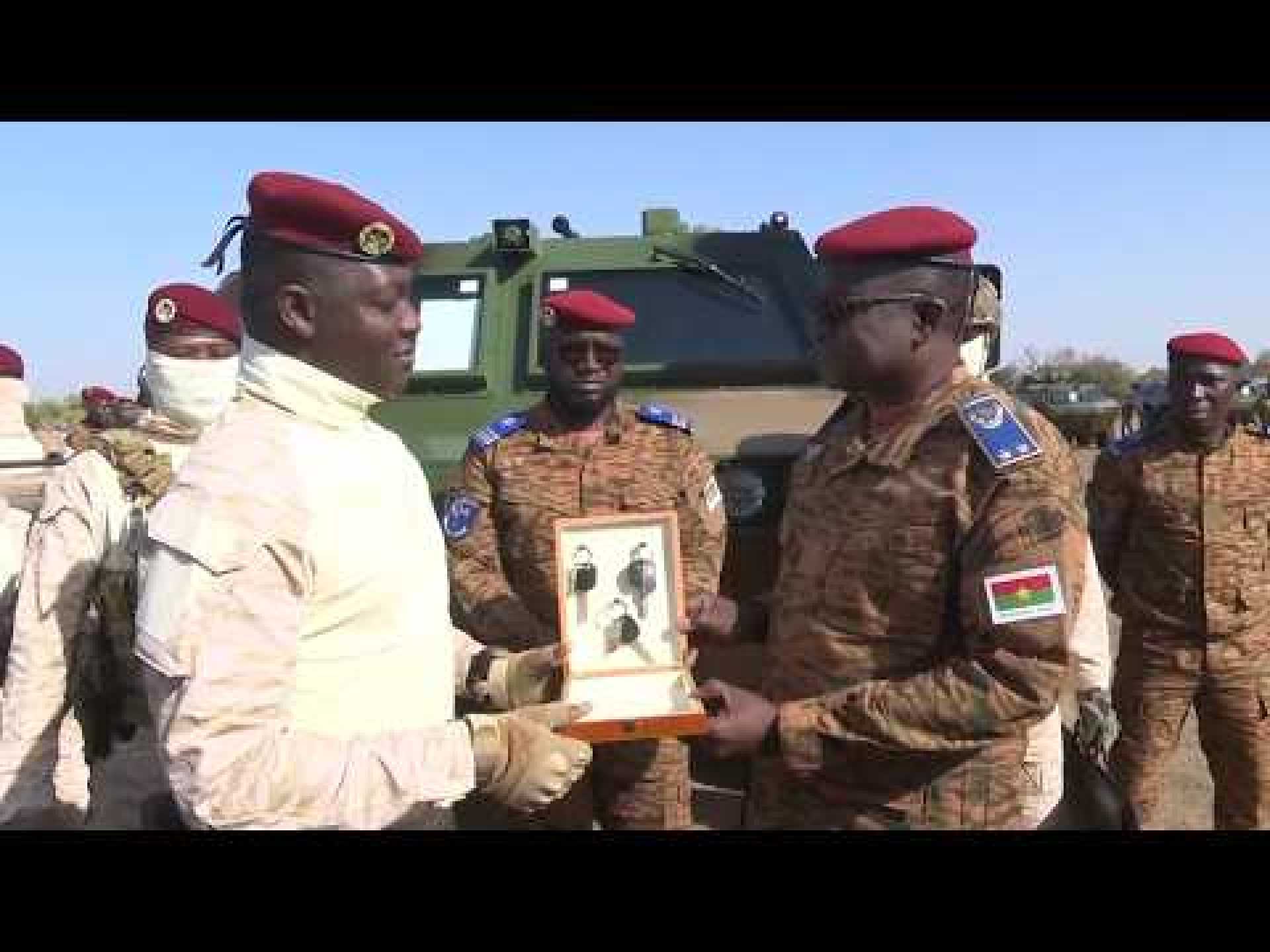 Armée : le président Ibrahim Traoré remet un important lot de matériel militaire Armée : le président Ibrahim Traoré remet un important lot de matériel militaire