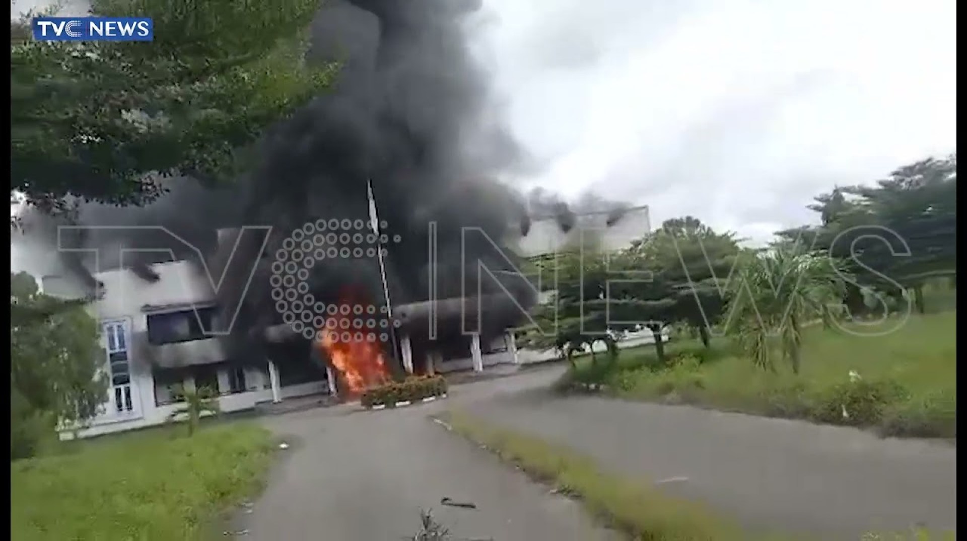 BREAKING: Political Thugs Set Ikwerre LGA Secretariat On Fire In Rivers BREAKING: Political Thugs Set Ikwerre LGA Secretariat On Fire In Rivers