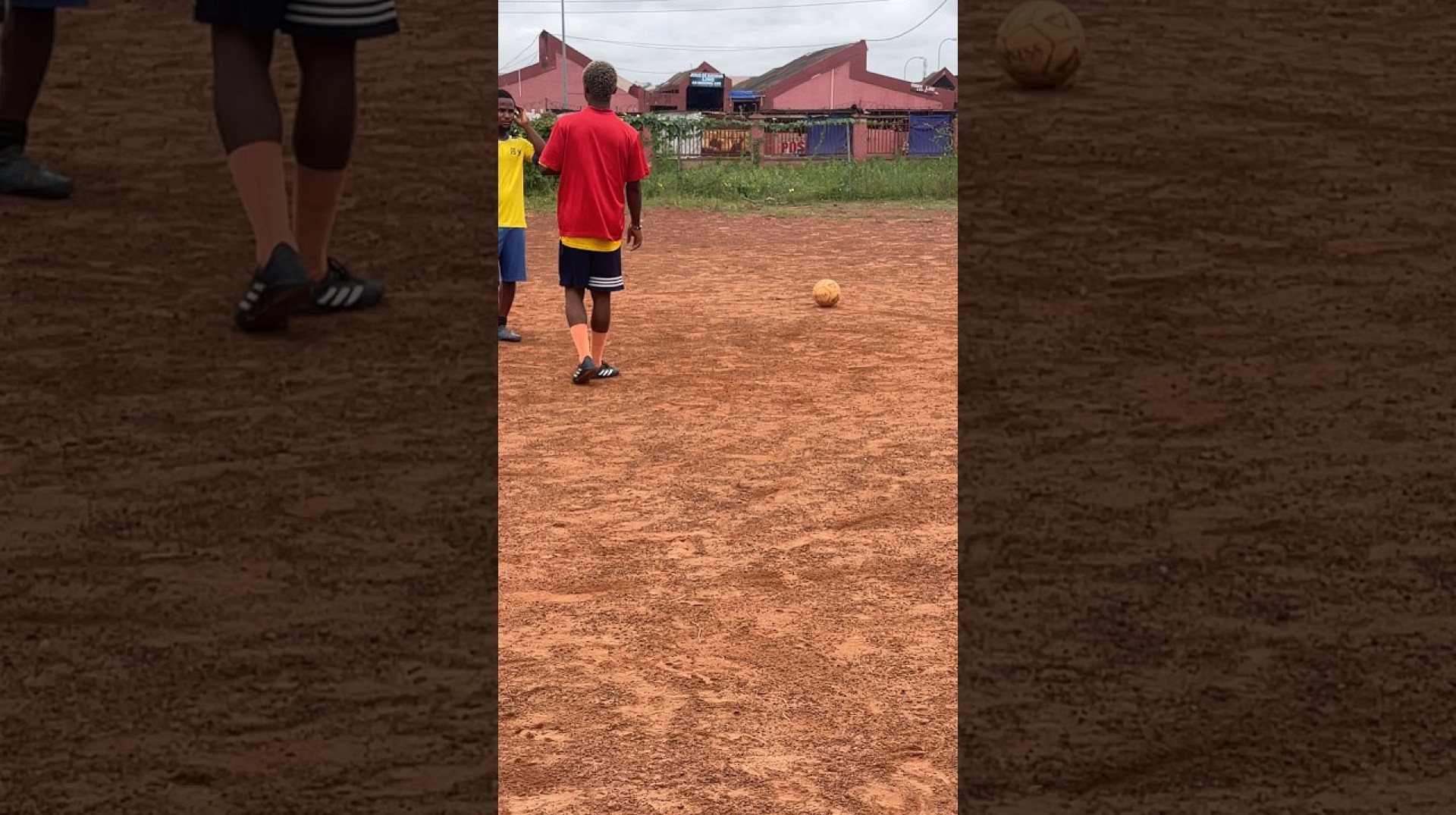 football de rue dans le pays africain #tkmfootball #football #streetfoot football de rue dans le pays africain #tkmfootball #football #streetfoot